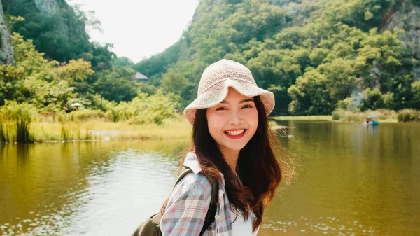 山の湖を歩いてリュックを持つ陽気な若い旅行者アジアの女性 韓国の10代の女の子は幸せな自由を感じて彼女の休日の冒険を楽しむ ライフスタイル旅行と自由な時間の概念でリラックス — ストック写真