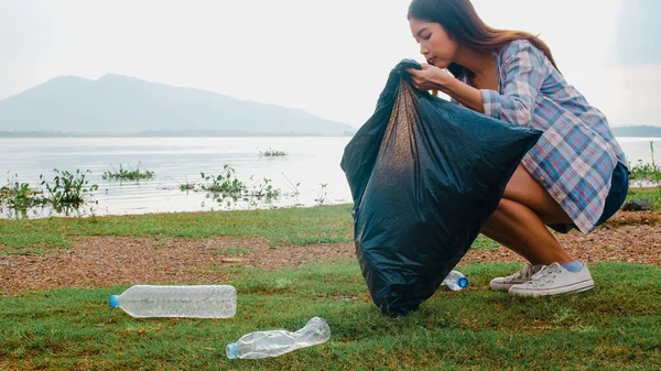Jóvenes Felices Activistas Asiáticos Recogiendo Residuos Plásticos Playa Las Voluntarias —  Fotos de Stock