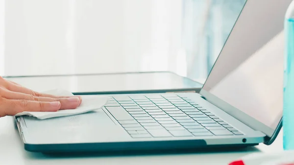 Mulher Asiática Usando Spray Álcool Tecido Laptop Limpo Antes Abrir — Fotografia de Stock