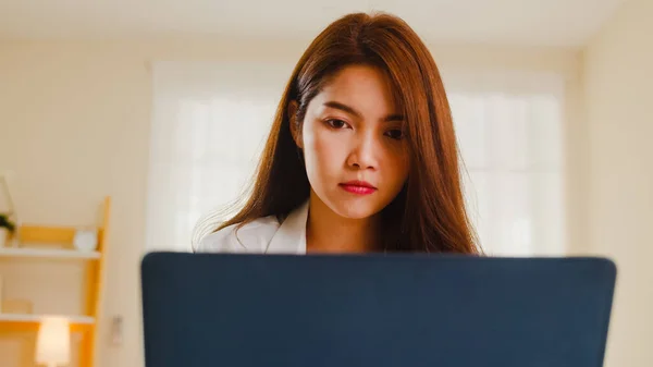 Muotokuva Freelance Aasian Naisten Rento Kulumista Kannettavan Työskentelee Olohuoneessa Kotona — kuvapankkivalokuva