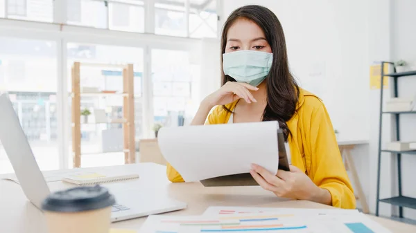 Asia Businesswoman Entrepreneur Wearing Medical Face Mask Social Distancing New — Stock Photo, Image