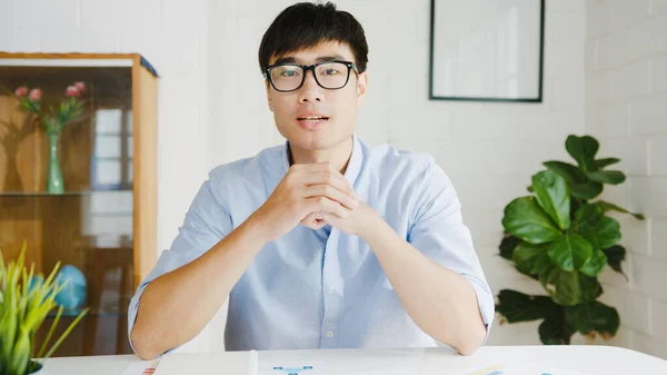 Молодой Азиатский Бизнесмен Использующий Компьютерные Ноутбуки Беседует Коллегами Плане Видеозвонков — стоковое фото
