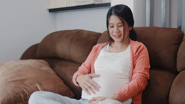 Młoda Azjatka Ciąży Trzymająca Brzuch Przy Dziecku Mama Czuje Szczęśliwy — Zdjęcie stockowe