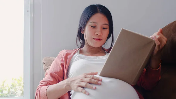 Młoda Azjatka Ciąży Czytała Książkę Dla Dziecka Brzuchu Mama Uczucie — Zdjęcie stockowe