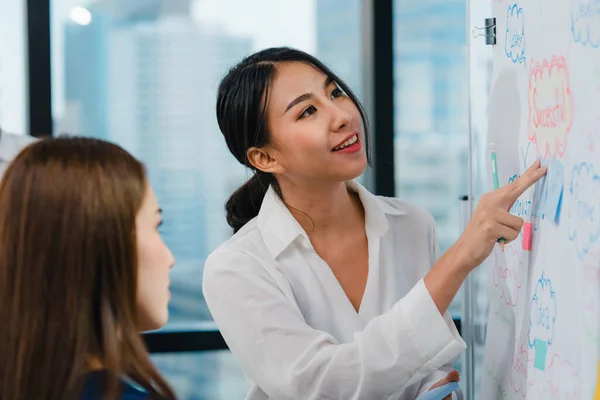 Asiatiske Forretningsmenn Forretningskvinner Som Møter Tankevekkende Ideer Som Leder Kolleger – stockfoto