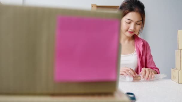 Karton Kutuda Ürünleri Paketleyen Genç Asyalı Girişimci Kadını Ofisinde Çalışan — Stok video