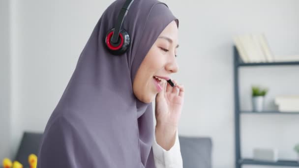 Wanita Muslim Asia Memakai Headphone Menonton Webinar Mendengarkan Kursus Online — Stok Video