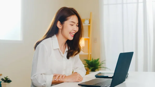 Nuori Aasialainen Liiketoiminnan Nainen Joka Käyttää Kannettavaa Videopuhelua Puhumalla Parin — kuvapankkivalokuva