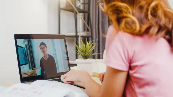 Achteraanzicht Van Young Asia Tienermeisje Student Draagt Koptelefoon Afstandsonderwijs Les — Stockfoto