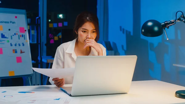 Freelance Aasian Naiset Käyttävät Kannettavaa Kovaa Työtä Olohuoneessa Talossa Työskentely — kuvapankkivalokuva