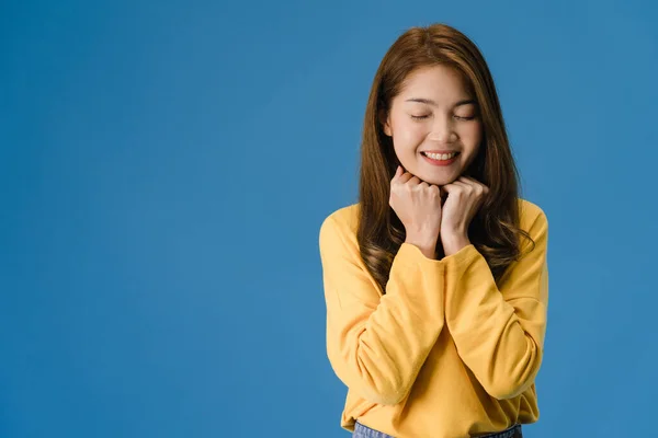Unge Asiatiske Kvinner Med Positivt Uttrykk Smil Bredt Kledd Vanlige – stockfoto