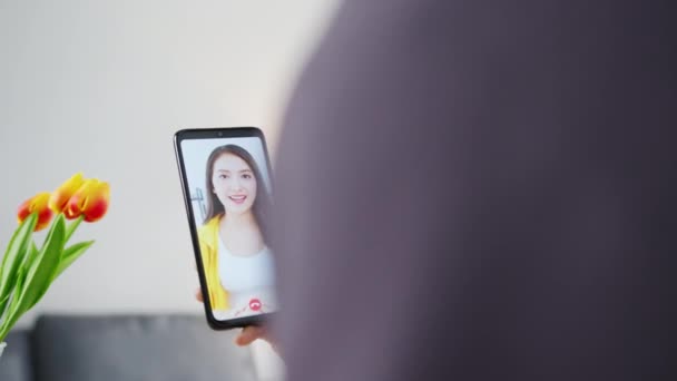 Junge Muslimische Geschäftsfrau Aus Asien Nutzt Smartphone Gespräch Mit Freund — Stockvideo