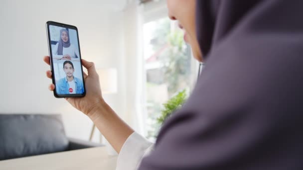 Молодая Азиатская Мусульманка Бизнесмен Используя Смартфон Разговаривает Коллегой Посредством Видеочата — стоковое видео