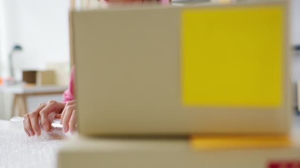 年轻的亚洲企业家女商人用纸板箱包装产品 送到客户手中 在总公司工作 小企业主 启动网上市场交付 生活方式自由职业概念 — 图库视频影像