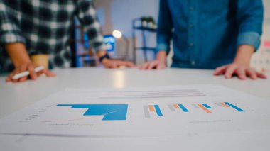 Milenyum Asyalı iş adamları yeni evrak projeleri hakkında fikir alışverişinde bulunuyorlar. İş arkadaşları birlikte çalışıyorlar. Başarı stratejisi planlıyorlar..