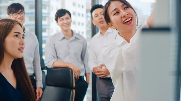 Asiatiske Forretningsmenn Forretningskvinner Som Møter Tankevekkende Ideer Som Leder Kolleger – stockfoto