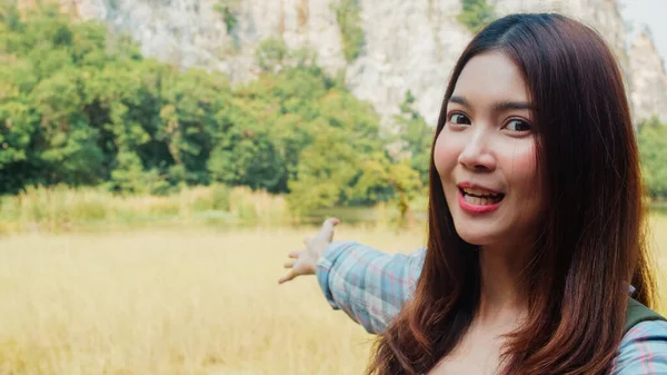 快乐的年轻旅行家亚洲女士背着背包 在高山湖畔的社交媒体上通过电话上传直播视频 韩国女孩快乐地享受假日旅行 生活方式的旅行和放松 — 图库照片