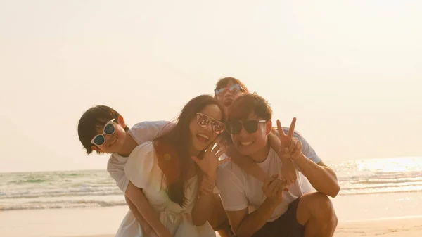 Azjatycka Młoda Szczęśliwa Rodzina Cieszyć Się Wakacje Plaży Godzinach Wieczornych — Zdjęcie stockowe