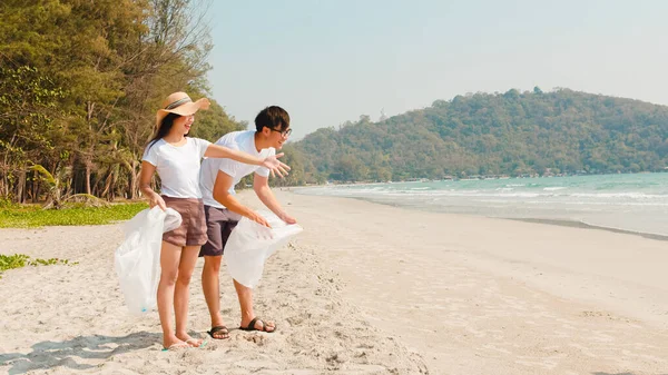 Asiatische Junge Glückliche Familienaktivisten Sammeln Plastikmüll Strand Freiwillige Helfer Aus — Stockfoto