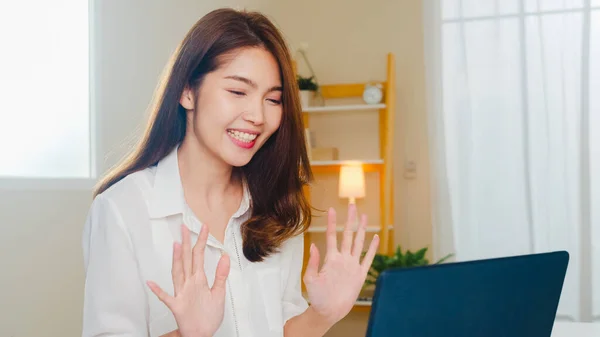 Nuori Aasialainen Liiketoiminnan Nainen Joka Käyttää Kannettavaa Videopuhelua Puhumalla Parin — kuvapankkivalokuva
