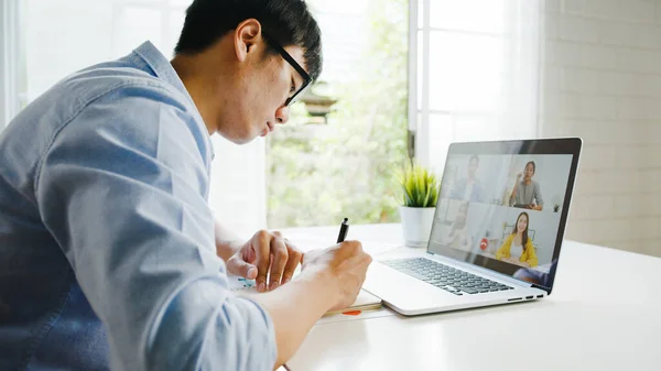 Jovem Empresário Asiático Usando Laptop Falar Com Colegas Sobre Plano — Fotografia de Stock