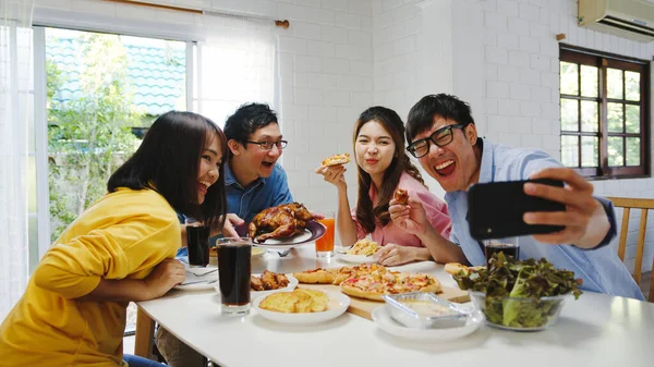 Onnellinen Nuori Ryhmä Lounaalla Kotona Aasian Perhejuhla Syö Pizzaa Tekee — kuvapankkivalokuva