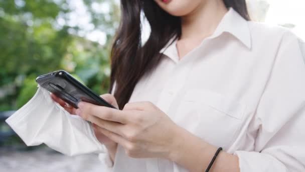 Бізнесниця Молода Азія Одягнена Медичну Маску Обличчя Користується Мобільним Телефоном — стокове відео