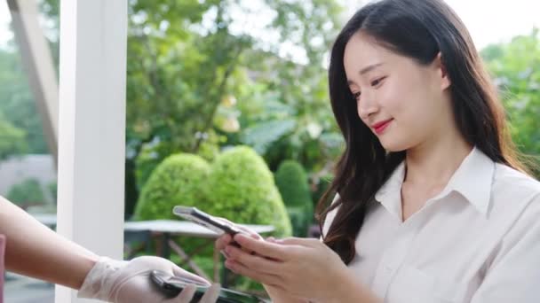 Genç Asya Bayan Müşteriler Yüz Maskesi Takıyor Cep Telefonu Ödemelerini — Stok video