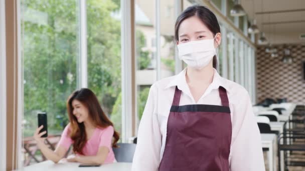 Joven Personal Restaurante Femenino Asia Que Usa Mascarilla Protectora Con — Vídeos de Stock