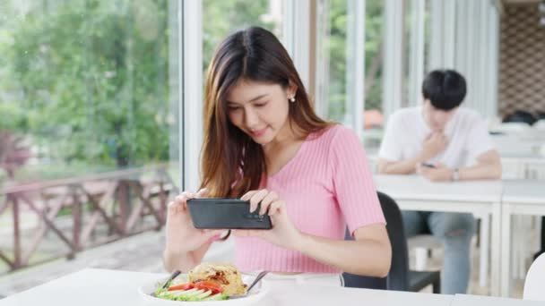 Joven Bloguera Comida Influencer Asia Tomando Fotos Arroz Frito Teléfono — Vídeo de stock