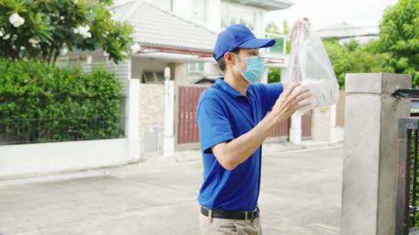 Junger Postbote Trägt Gesichtsmaske Wenn Lebensmittel Verpackt Sie Den Kunden — Stockvideo