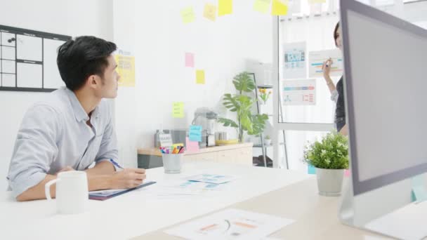 Empresarios Asiáticos Reunidos Lluvia Ideas Que Conducen Ideas Presentación Negocios — Vídeos de Stock