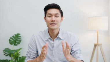 Asyalı iş adamlarıyla beyin fırtınası toplantıları iş sunumu fikirleri, iş arkadaşları projeleri ve yeni normal ofiste koruyucu yüz maskesi takıyorlar. Corona virüsünden sonra yaşam tarzı ve çalışma.