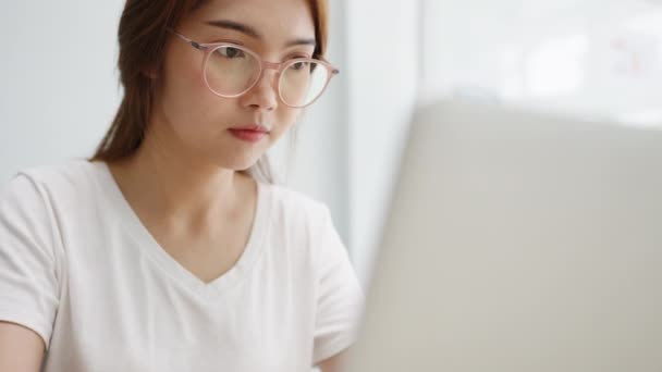 Pakaian Santai Pengusaha Asia Muda Lepas Menggunakan Laptop Yang Bekerja — Stok Video