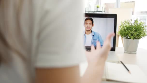 Bizneswoman Azji Pomocą Laptopa Porozmawiać Kolegami Planie Spotkaniu Połączeń Wideo — Wideo stockowe