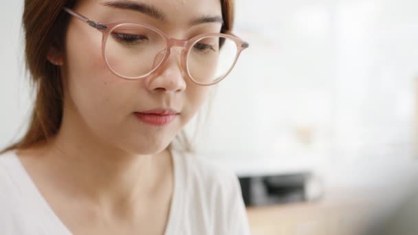 Freelance Jovem Ásia Empresária Casual Desgaste Usando Laptop Trabalhando Sala — Vídeo de Stock