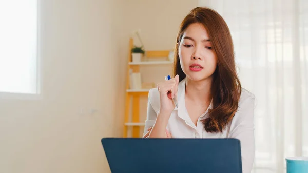 Mulher Negócios Asiática Usando Laptop Falar Com Colegas Sobre Plano — Fotografia de Stock