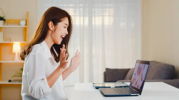 Nuori Aasialainen Liiketoiminnan Nainen Joka Käyttää Kannettavaa Videopuhelua Puhumalla Perheen — kuvapankkivalokuva