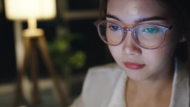 프리랜서 아시아 여자는 노트북을 거실에서 열심히 일합니다 집에서 원격으로 일하고 — 비디오