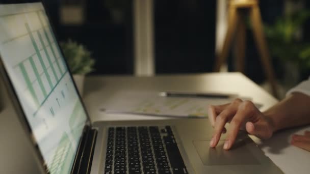 Die Freiberufliche Asiatin Arbeitet Mit Laptop Heimischen Wohnzimmer Nachts Von — Stockvideo
