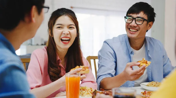 快乐的年轻朋友在家里吃午饭 亚洲家庭在一起吃饭的时候 一边吃比萨饼 一边笑着吃着 庆祝节日和聚居 — 图库照片