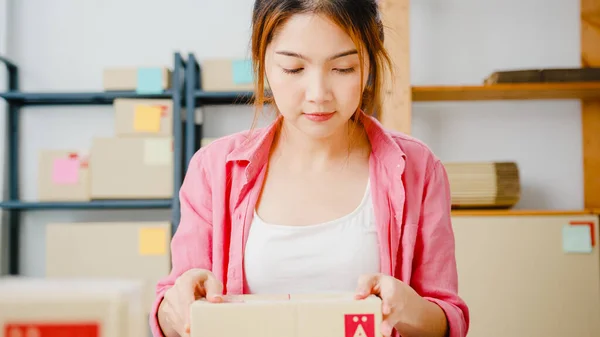 Joven Empresaria Asiática Producto Embalaje Caja Cartón Entregar Cliente Trabajando — Foto de Stock
