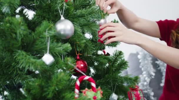 Mujer Asiática Decorada Con Adornos Árbol Navidad Festival Navidad Año — Vídeo de stock