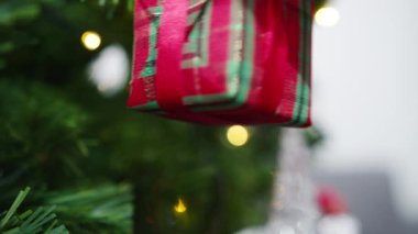 Noel ağacında süslerle süslenmiş Asyalı bir kadın ve evde yeni yıl festivali. Xmas kutlaması etkinlik hazırlığı ya da kış bayramı festivali kapalı mekanda parti konsepti. Yakın çekim..