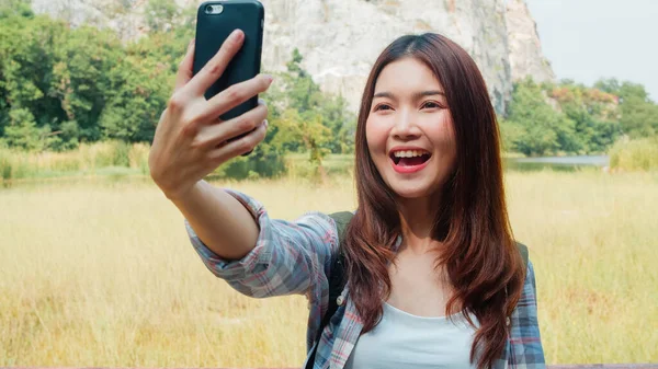 Jublende Ung Reisende Asiatisk Dame Med Ryggsekkstrimmel Live Strømming Telefon – stockfoto