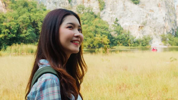 Joven Viajero Alegre Señora Asiática Con Mochila Caminando Lago Montaña —  Fotos de Stock