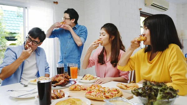 Onnelliset Nuoret Ystävät Lounaalla Kotona Aasian Perhejuhla Syö Pizzaa Nauraa — kuvapankkivalokuva