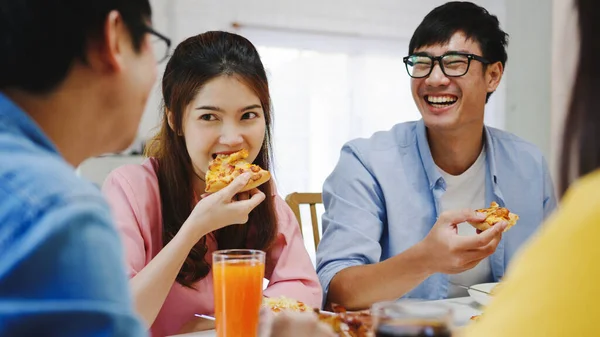 Onnelliset Nuoret Ystävät Lounaalla Kotona Aasian Perhejuhla Syö Pizzaa Nauraa — kuvapankkivalokuva