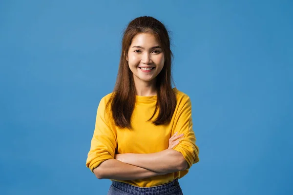 Portrett Ung Asiatisk Dame Med Positivt Uttrykk Korslagte Armer Bredt – stockfoto
