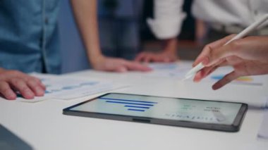 Milenyum Asyalı iş adamları ve iş kadınları yeni evrak projeleri hakkında fikir alışverişinde bulunuyorlar. İş arkadaşları birlikte çalışıyorlar. Başarı stratejisi planlıyorlar..